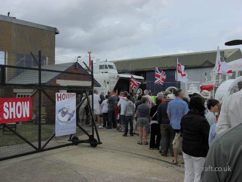 Walking around at the 2009 Hovershow - The queue to get in! (James Rowson).